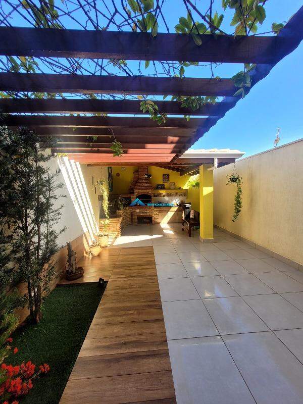Casa à venda com 3 quartos, 200m² - Foto 1