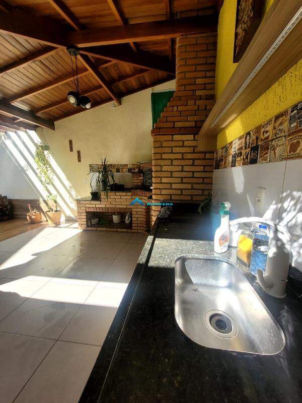 Casa à venda com 3 quartos, 200m² - Foto 27