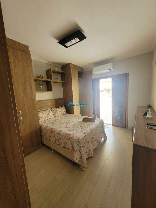 Casa à venda com 3 quartos, 200m² - Foto 16