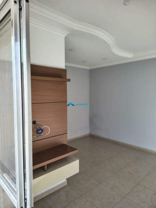 Apartamento à venda com 3 quartos, 76m² - Foto 2