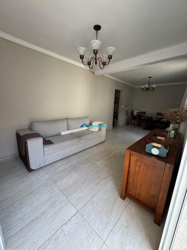 Casa, 4 quartos, 247 m² - Foto 1