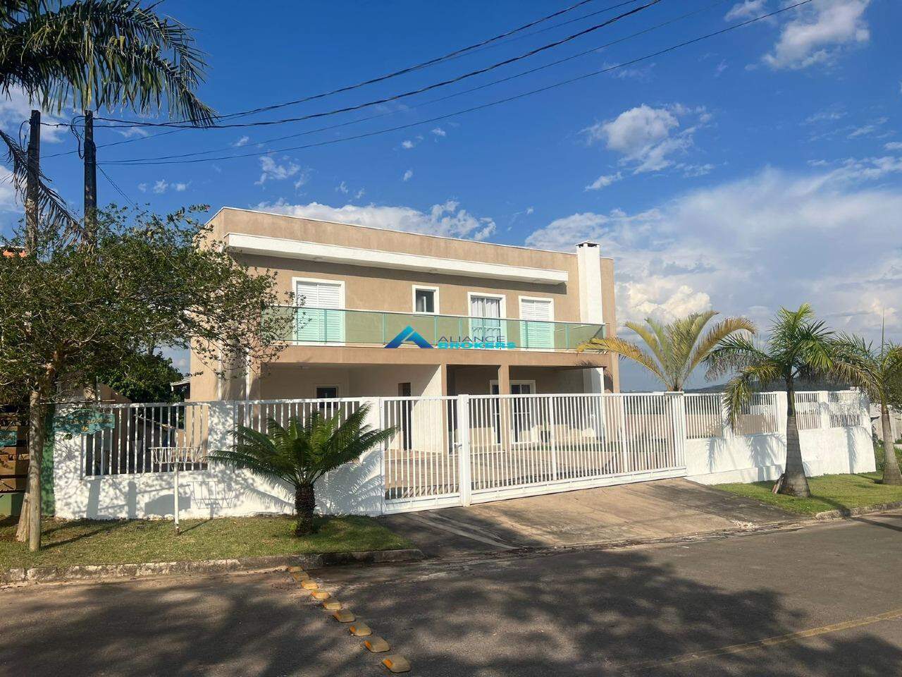 Casa à venda com 4 quartos, 482m² - Foto 1