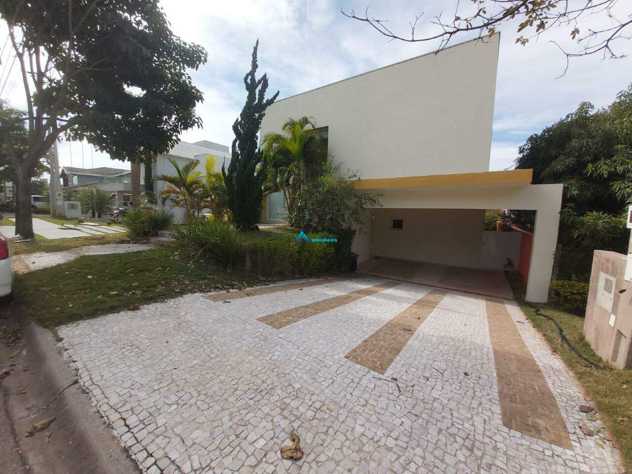 Casa à venda com 4 quartos, 300m² - Foto 1