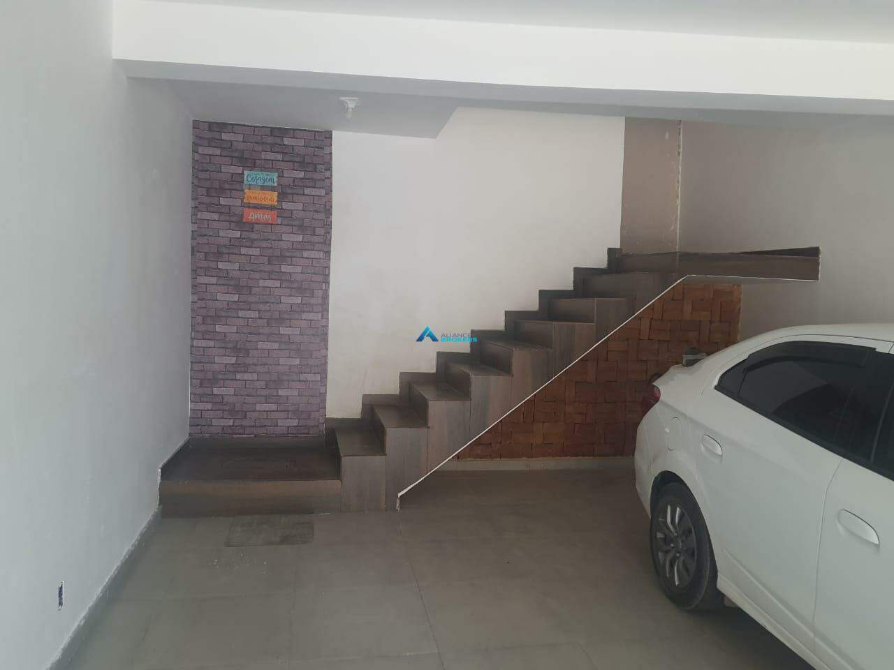 Casa à venda com 3 quartos, 220m² - Foto 2