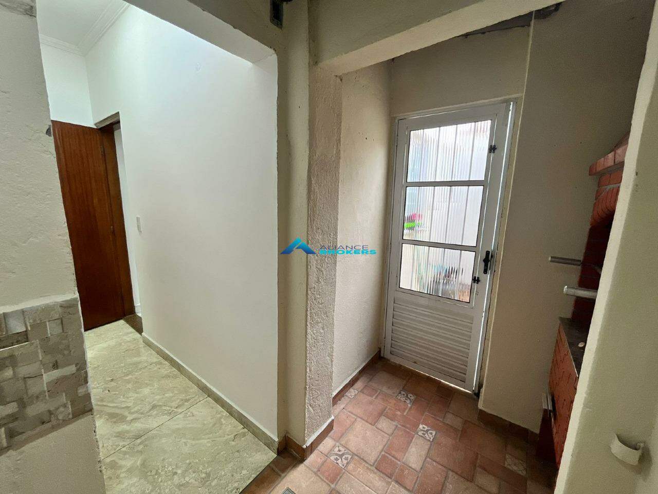 Casa para alugar com 2 quartos, 75m² - Foto 12