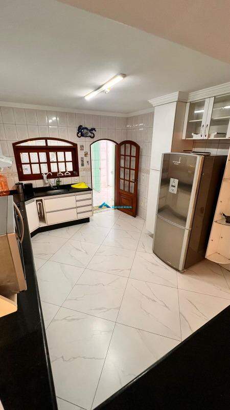 Casa para alugar com 3 quartos, 202m² - Foto 26