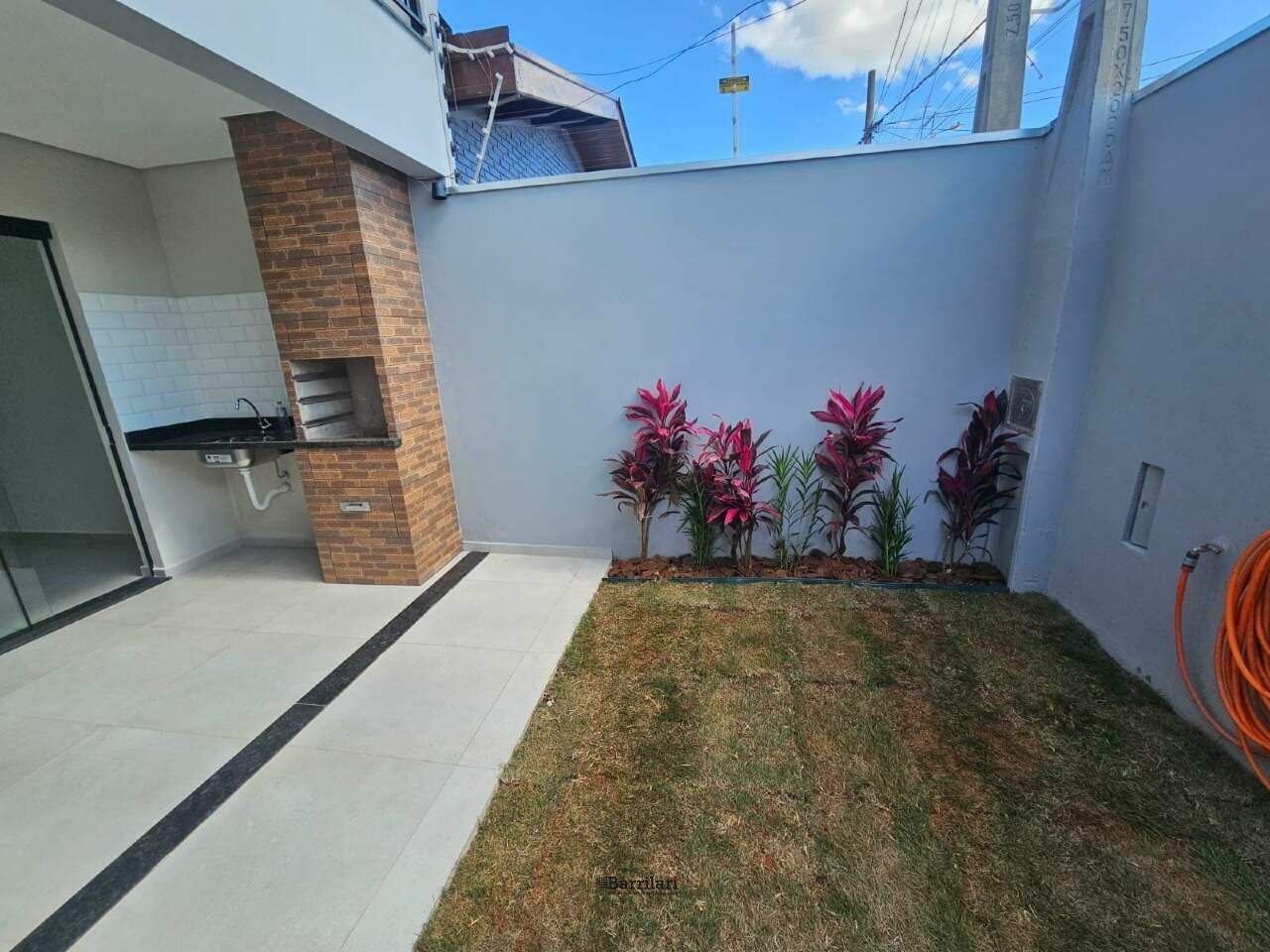 Casa à venda no Jardim Maria Paulina: quintal gramado