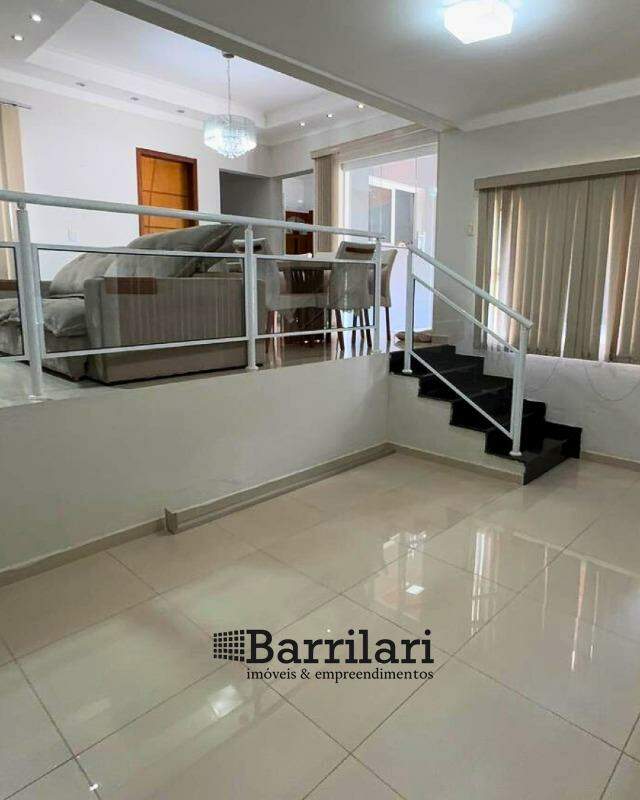Casa em condomínio à venda no Jardim Julita: 