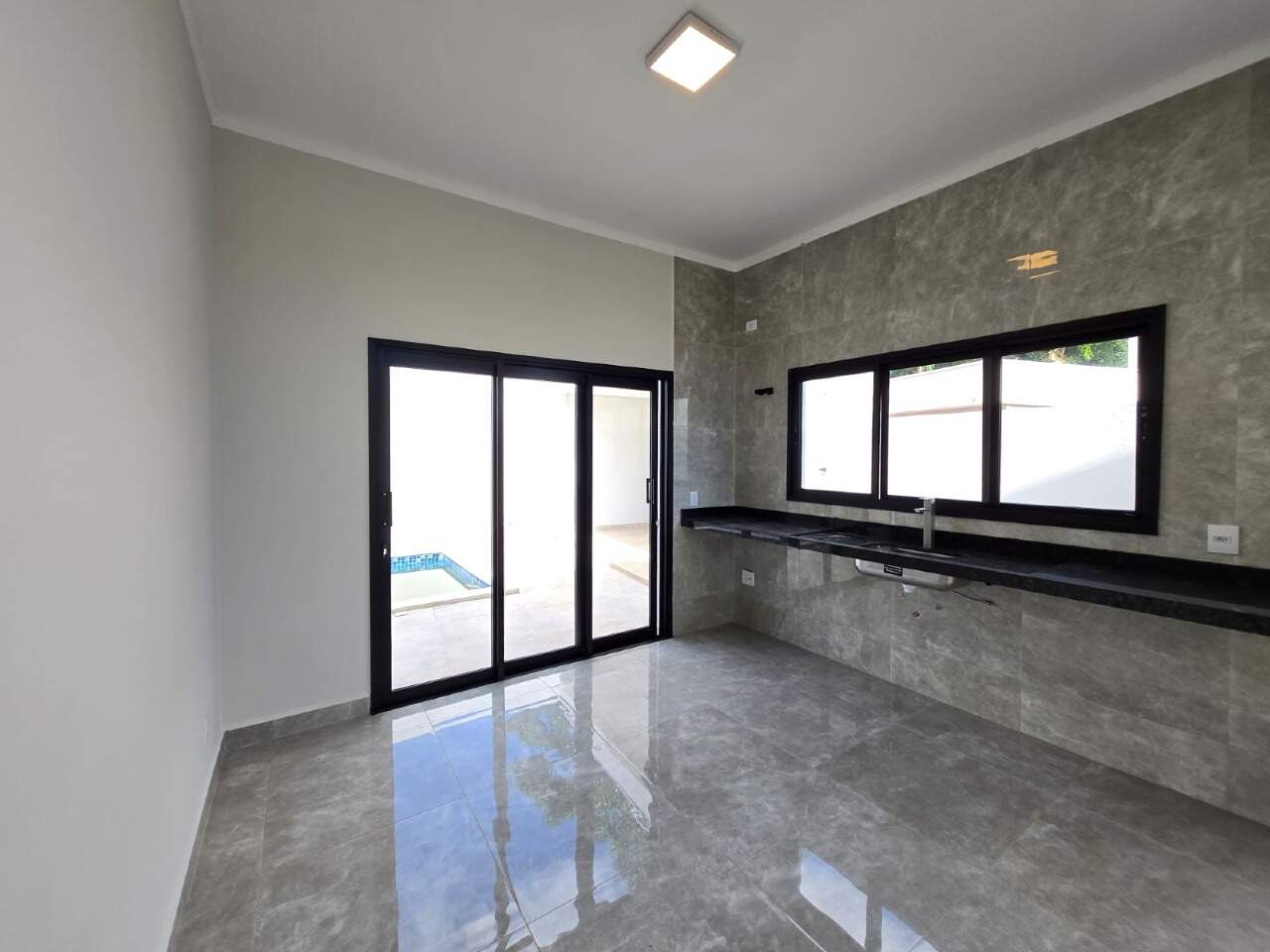 Casa em condomínio para aluguel no Tropicália Garden: 