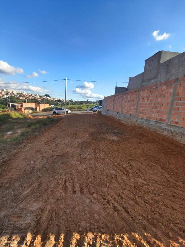 Terreno à venda no Jardim São Roque: 