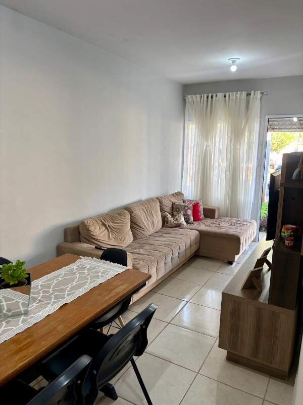 Casa em condomínio à venda no Flora Ville: 