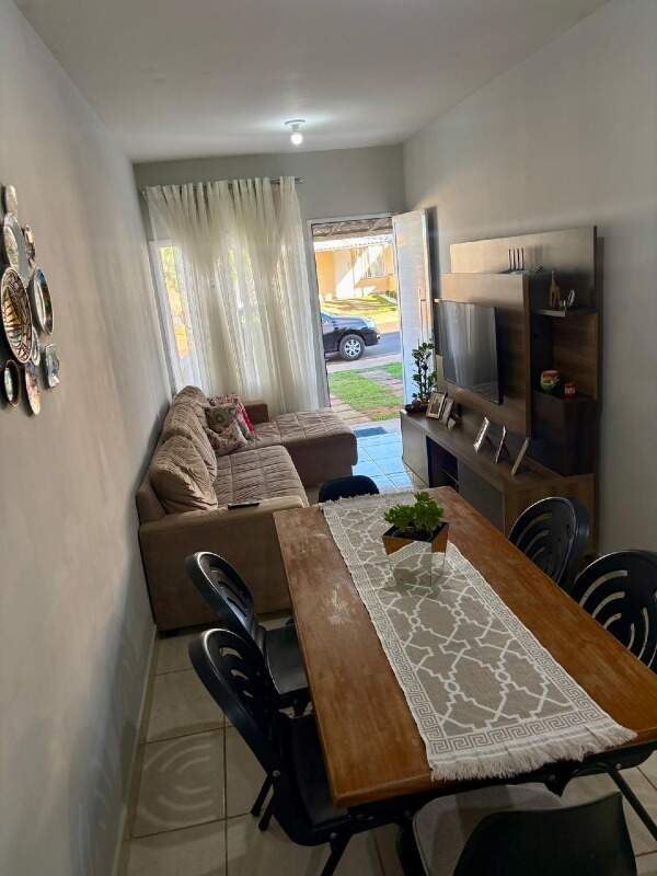 Casa em condomínio à venda no Flora Ville: 