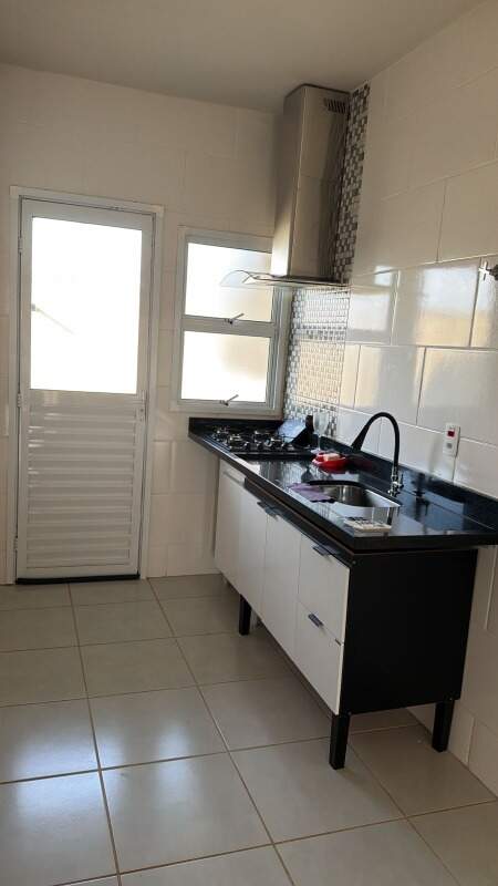 Casa em condomínio para aluguel no Flora Ville: 