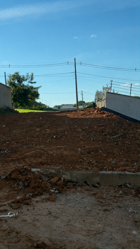 Terreno à venda no Portal Ville Acácias: 
