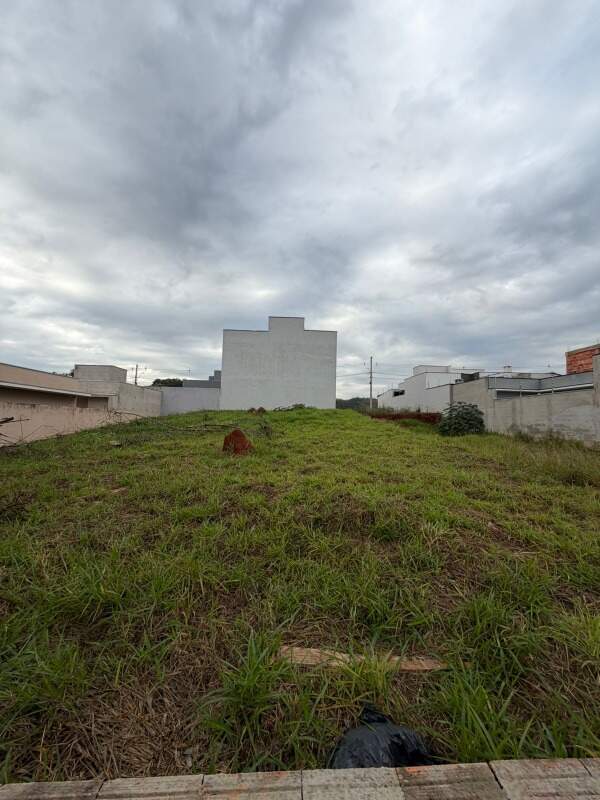 Terreno à venda no Portal Ville Jardins: 
