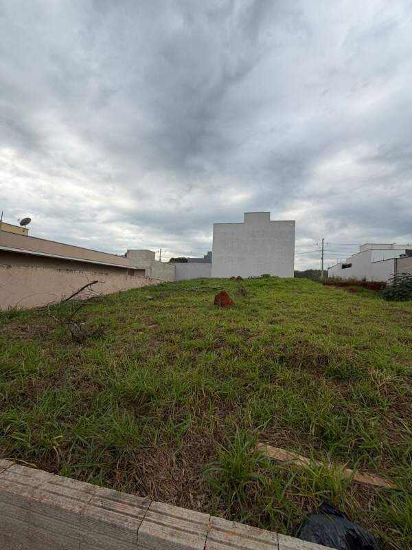 Terreno à venda no Portal Ville Jardins: 