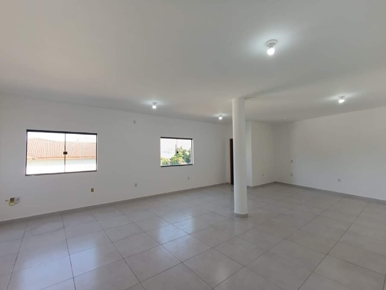 Sala para aluguel no Portal dos Pássaros I: 