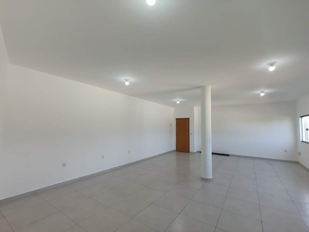 Sala para aluguel no Portal dos Pássaros I: 