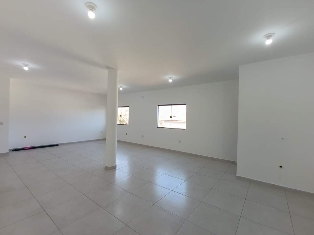Sala para aluguel no Portal dos Pássaros I: 