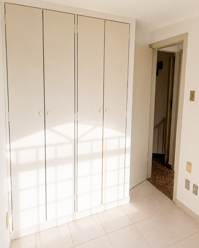 Casa geminada para aluguel no Estoril: 