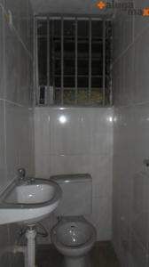 Sala para aluguel no Barro Preto: banheiro com pia e privada 