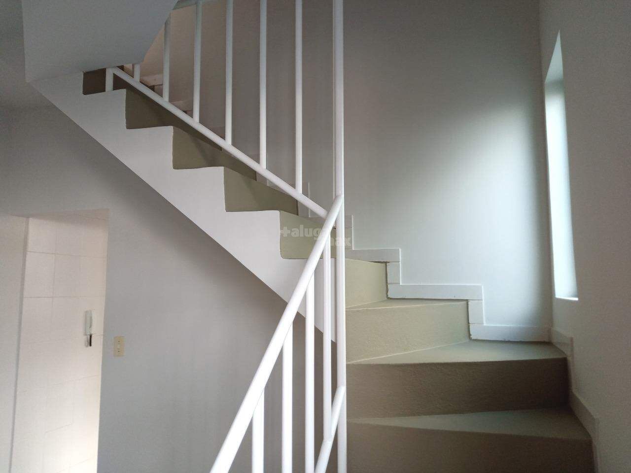 Apartamento para aluguel no Estoril: ESCADA