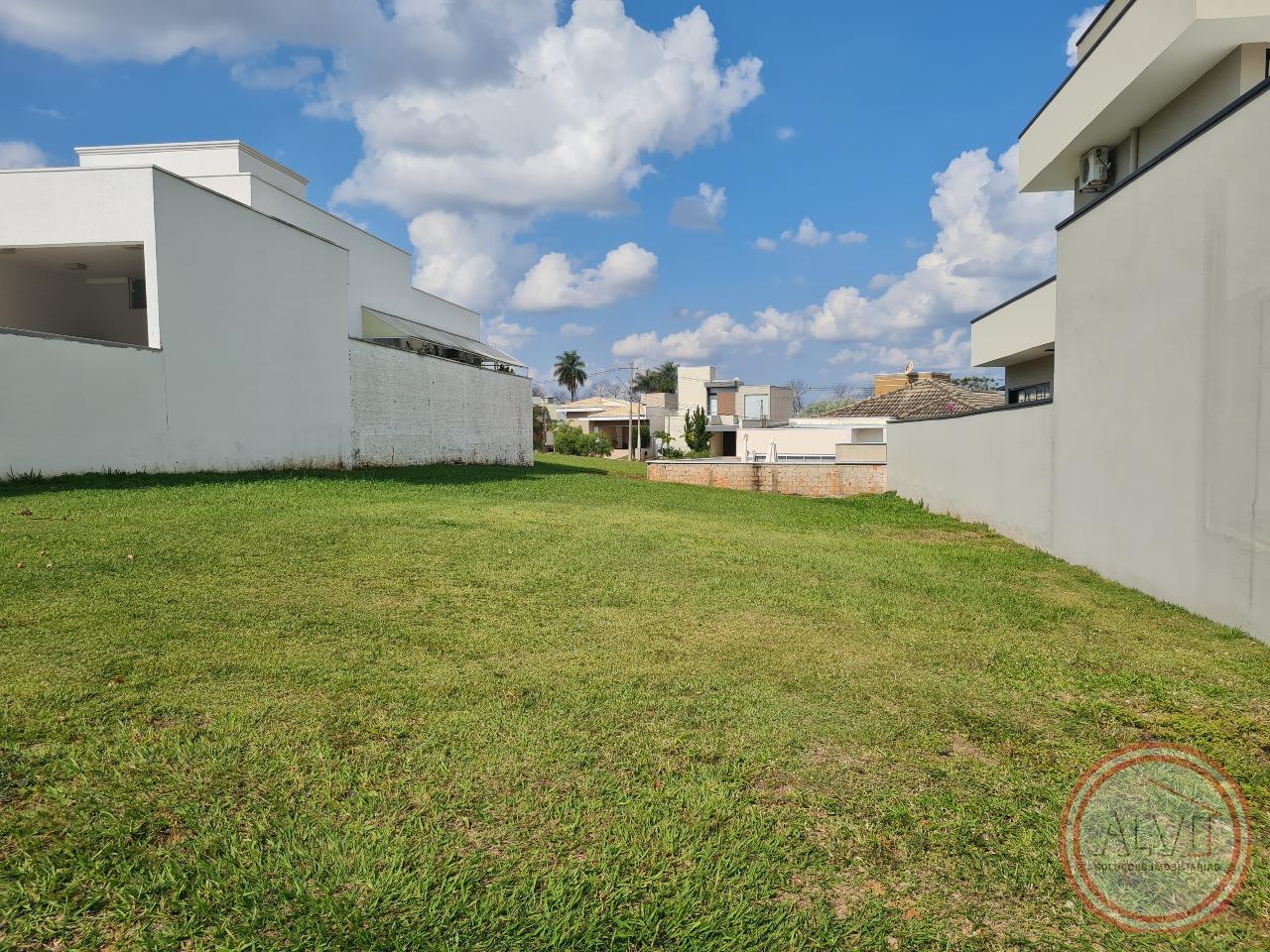 Terreno à venda no Residencial Portal do Lago: 