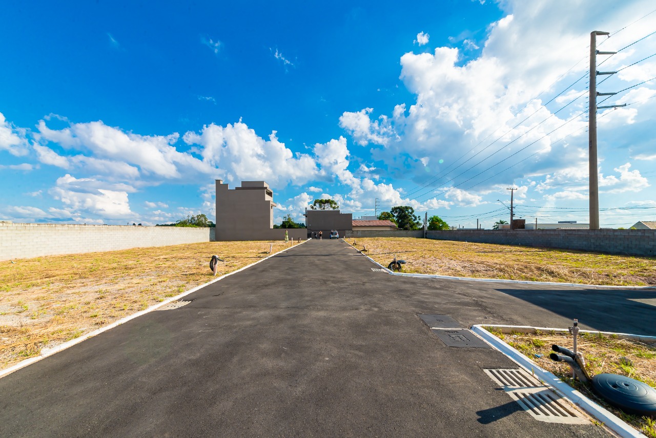 Lote em condomínio à venda no Novo Mundo: 