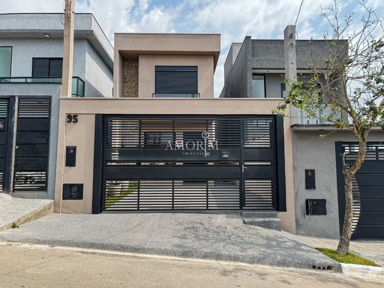 Casa em Condomínio Com 3 Suítes Piscina e 2 Vagas em Santana de Parnaíba