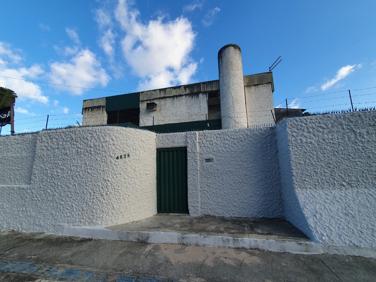 Casa Comercial para aluguel no Candeias: 