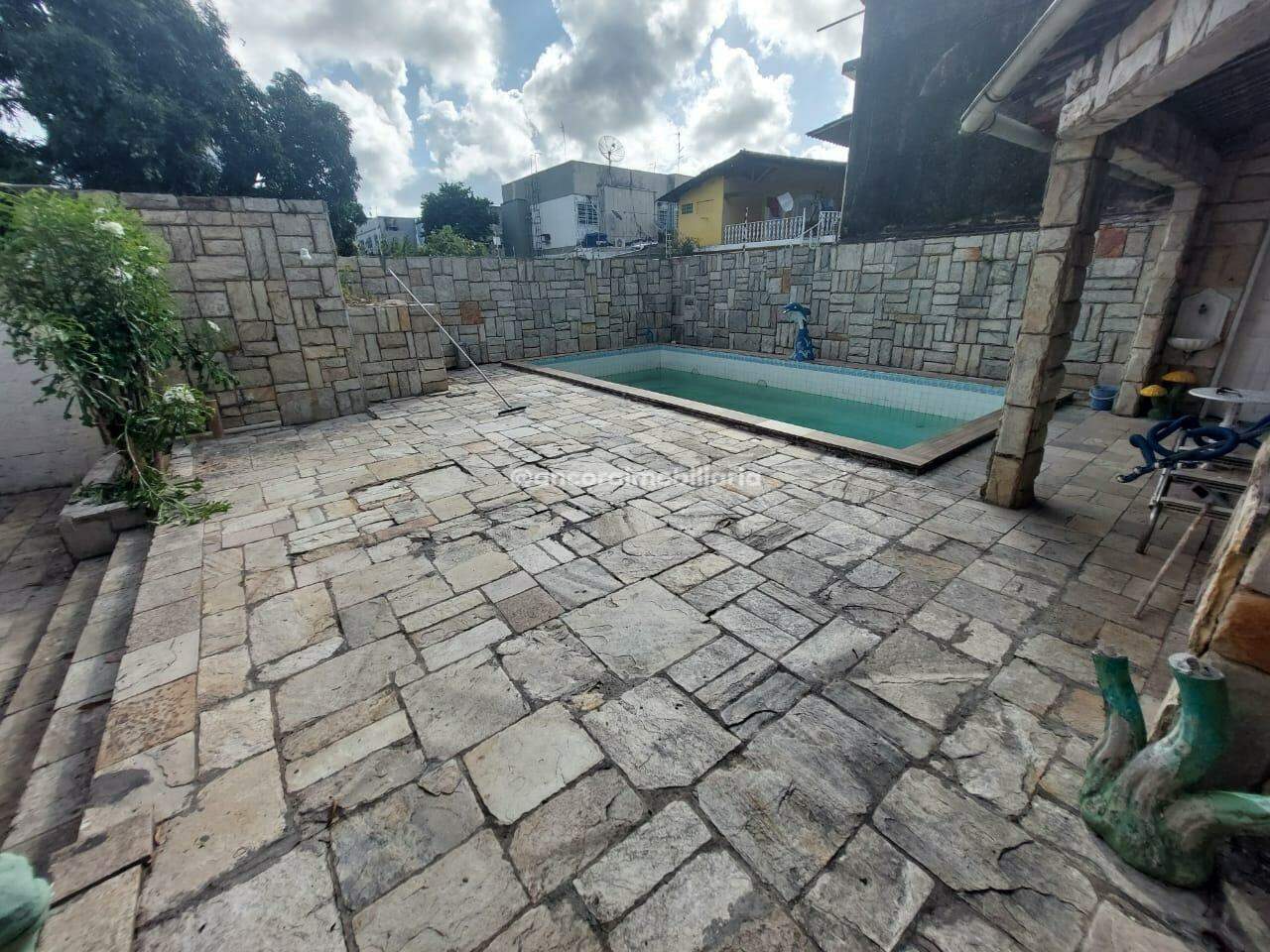 Casa à venda no Cordeiro: