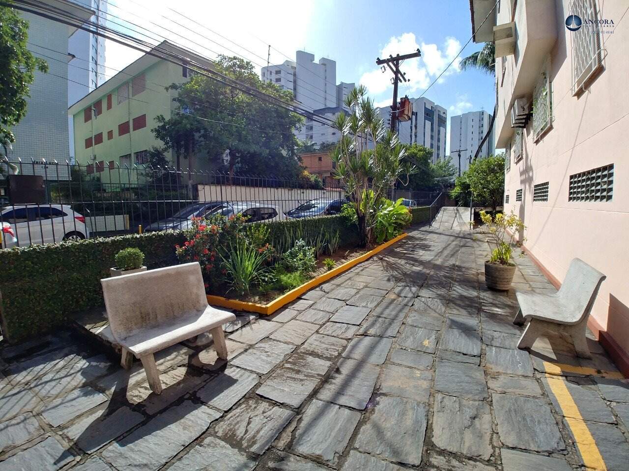 Apartamento para aluguel no Graças: Entrada Prédio