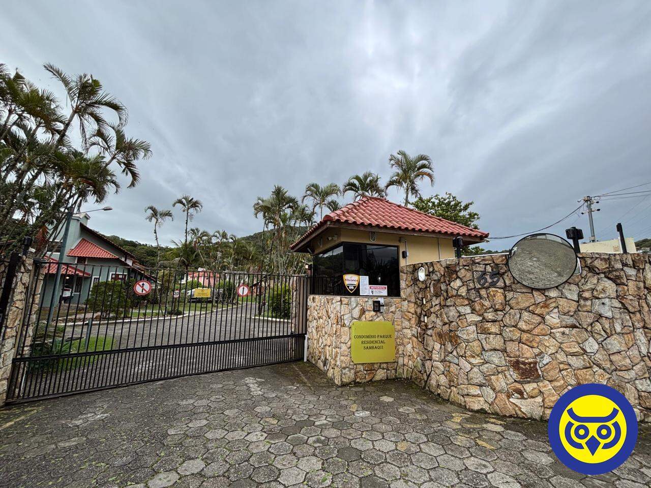 Casa para aluguel no Sambaqui: 