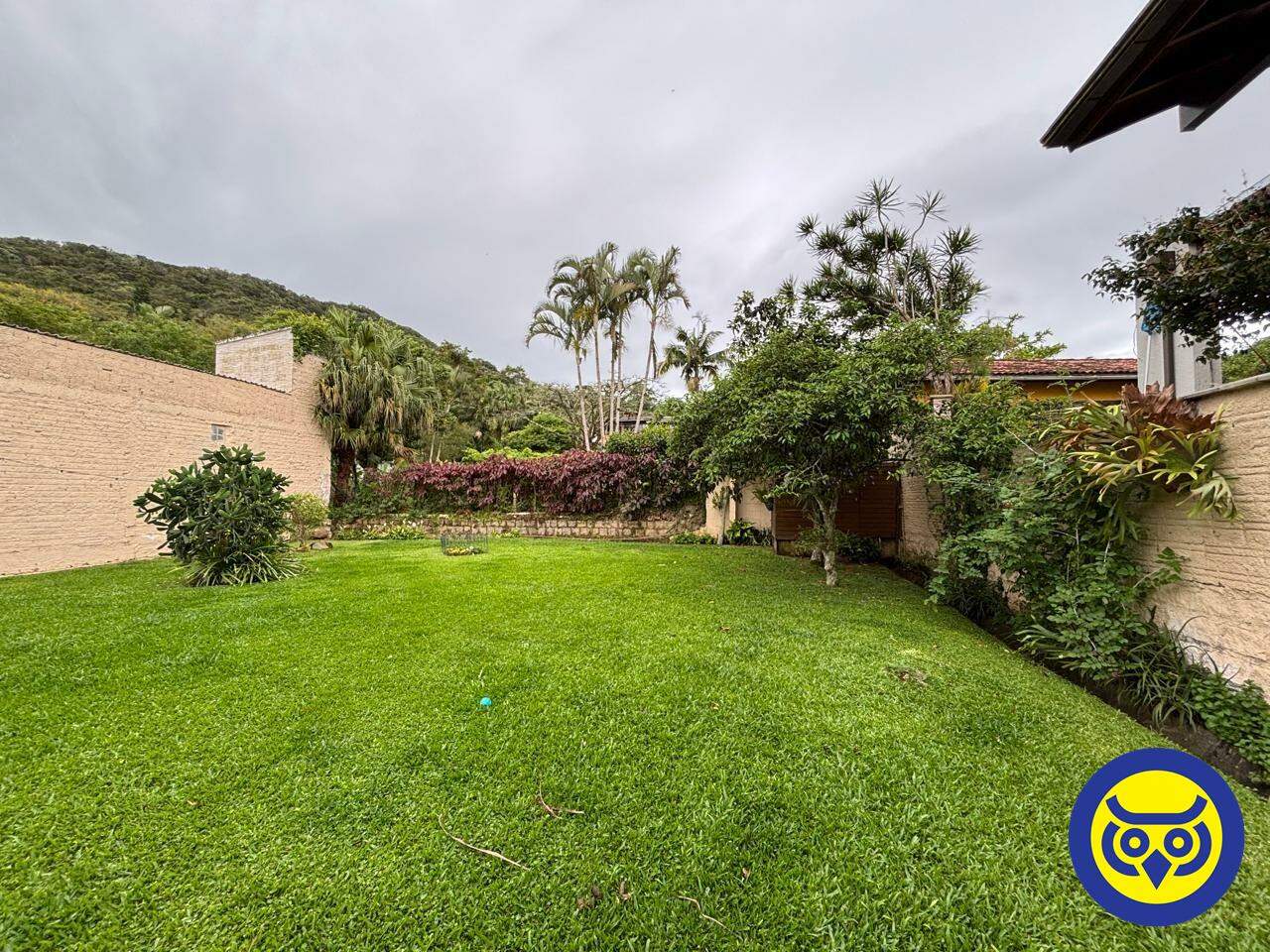 Casa para aluguel no Sambaqui: 