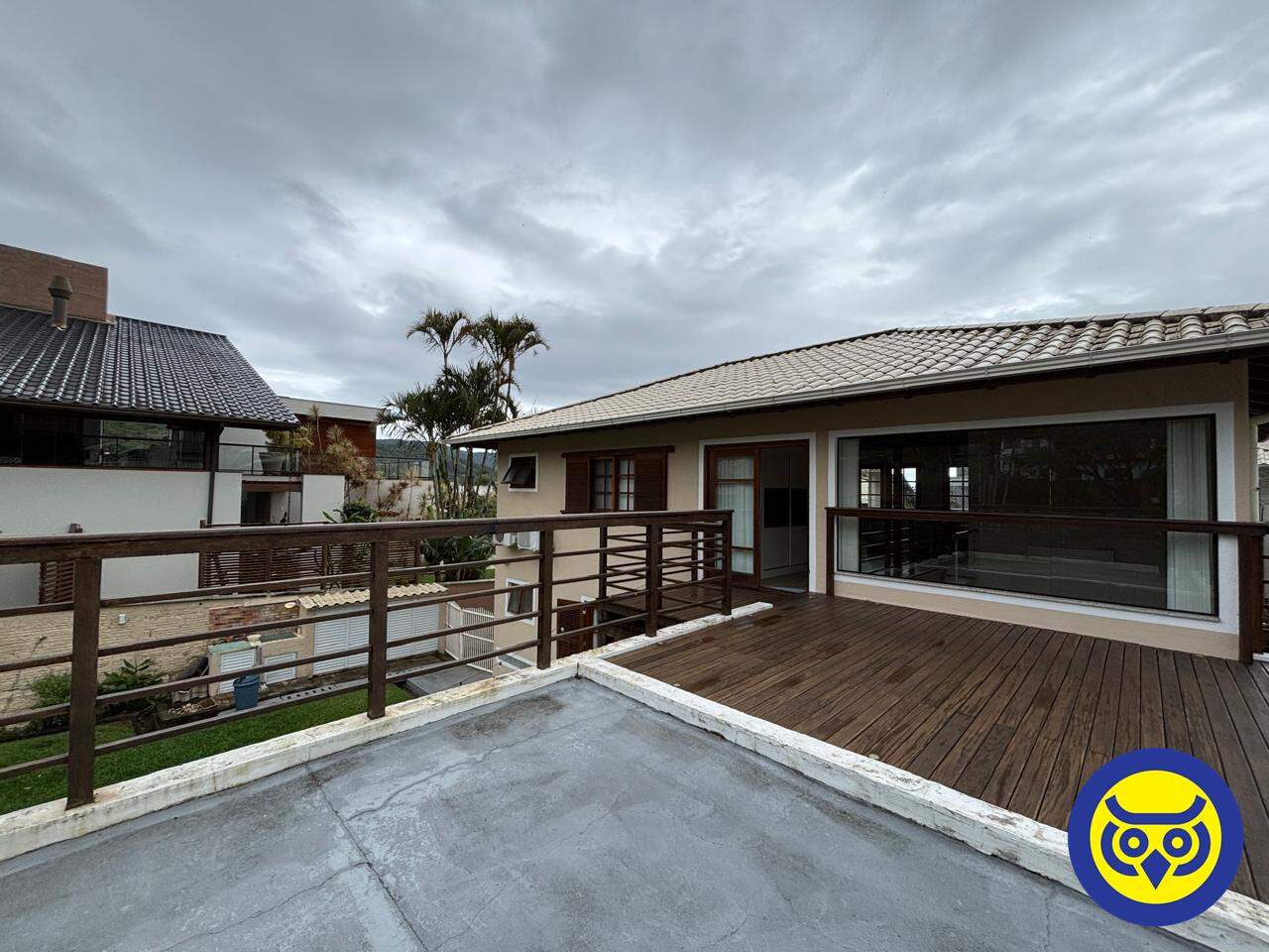 Casa para aluguel no Sambaqui: 