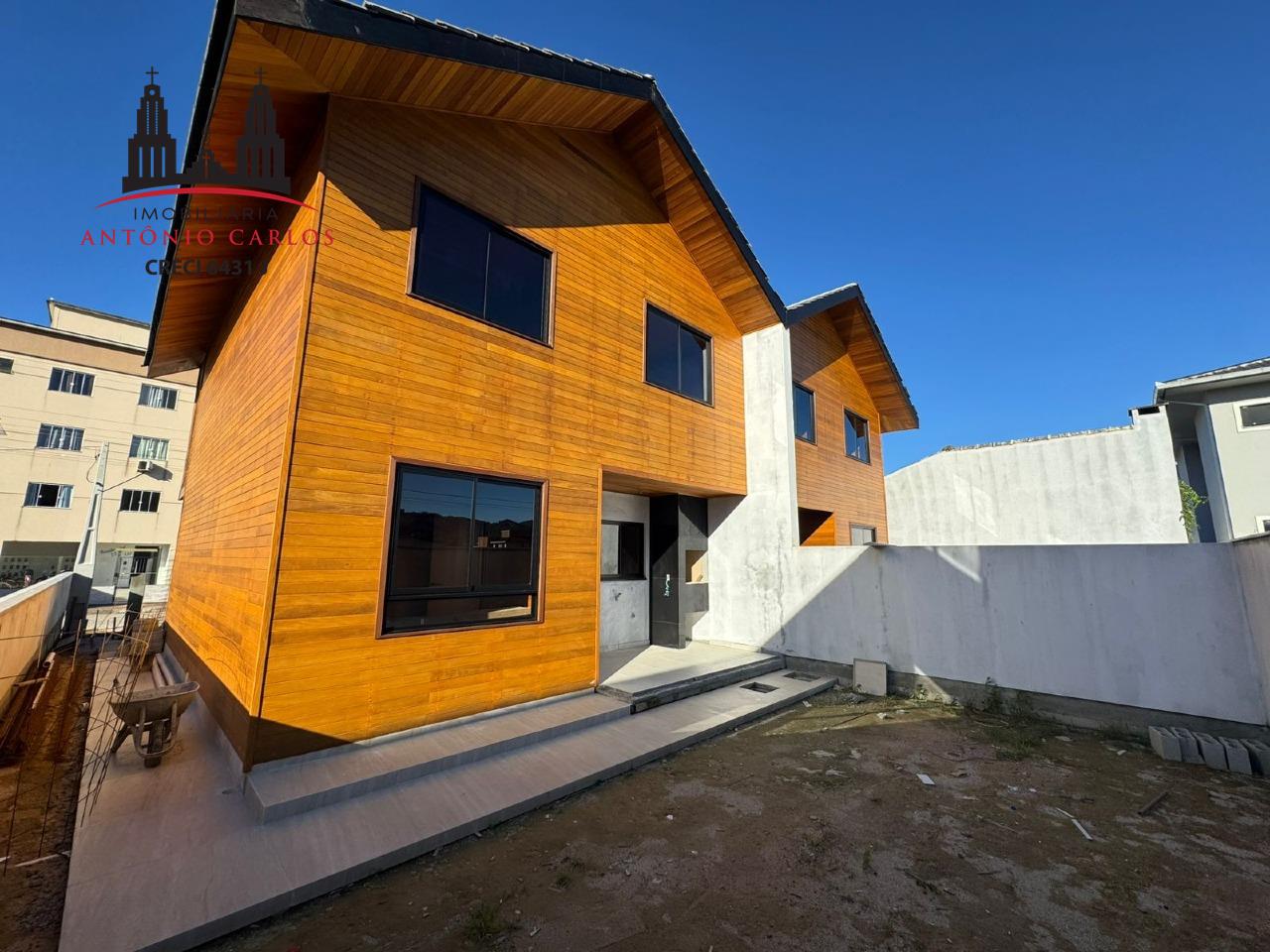Casa Geminada à venda no Centro: 