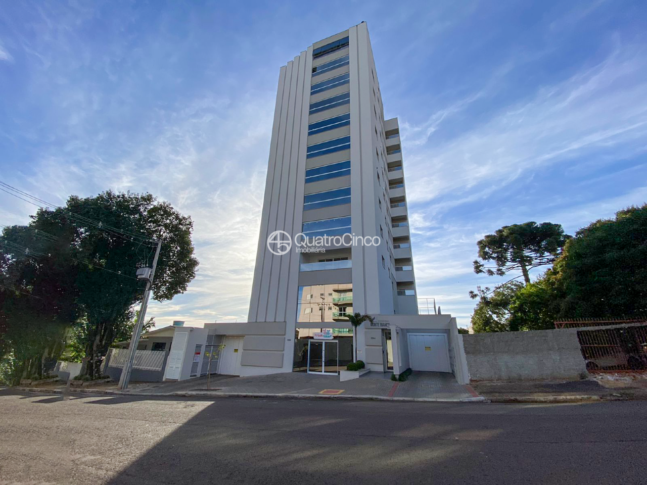 Apartamento à venda 2 quartos, sendo 1 suíte, no bairro Centro em Cascavel Ed. Monte Bianco Residencial: 