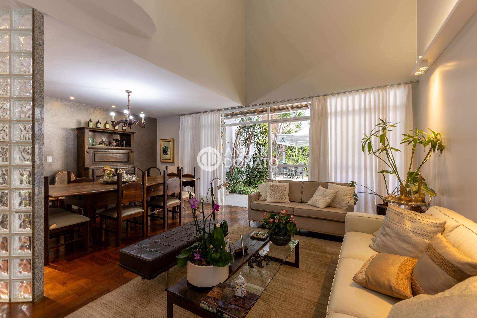 Casa com 5 quartos — Santa Lúcia, Belo Horizonte