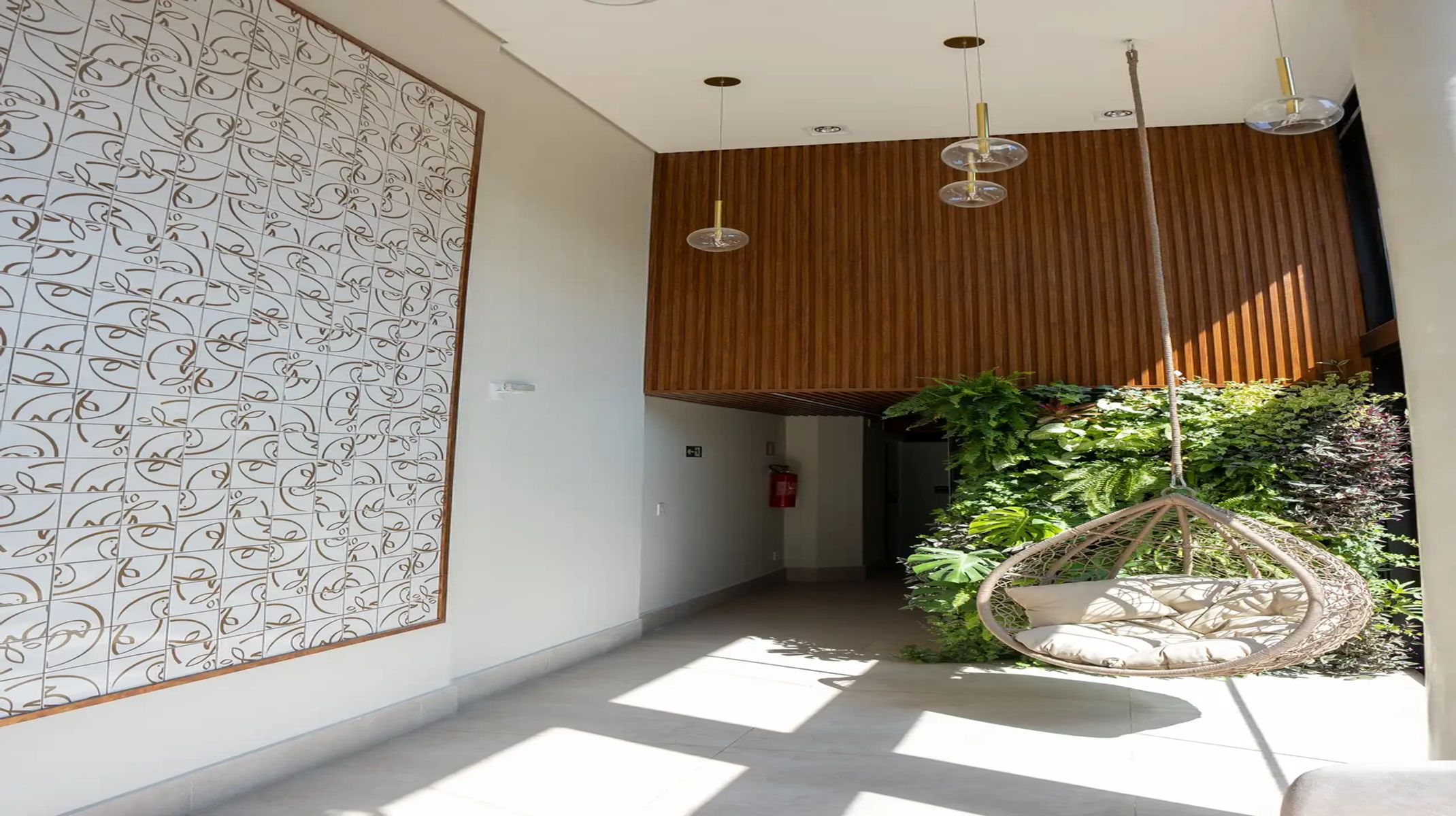 Apartamento à venda no Anchieta: Hall decorado com azulejaria personalizada e jardim natural