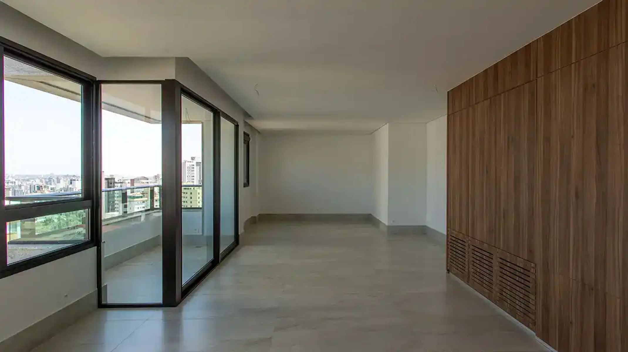 Apartamento à venda no Serra: Sala de estar e varanda