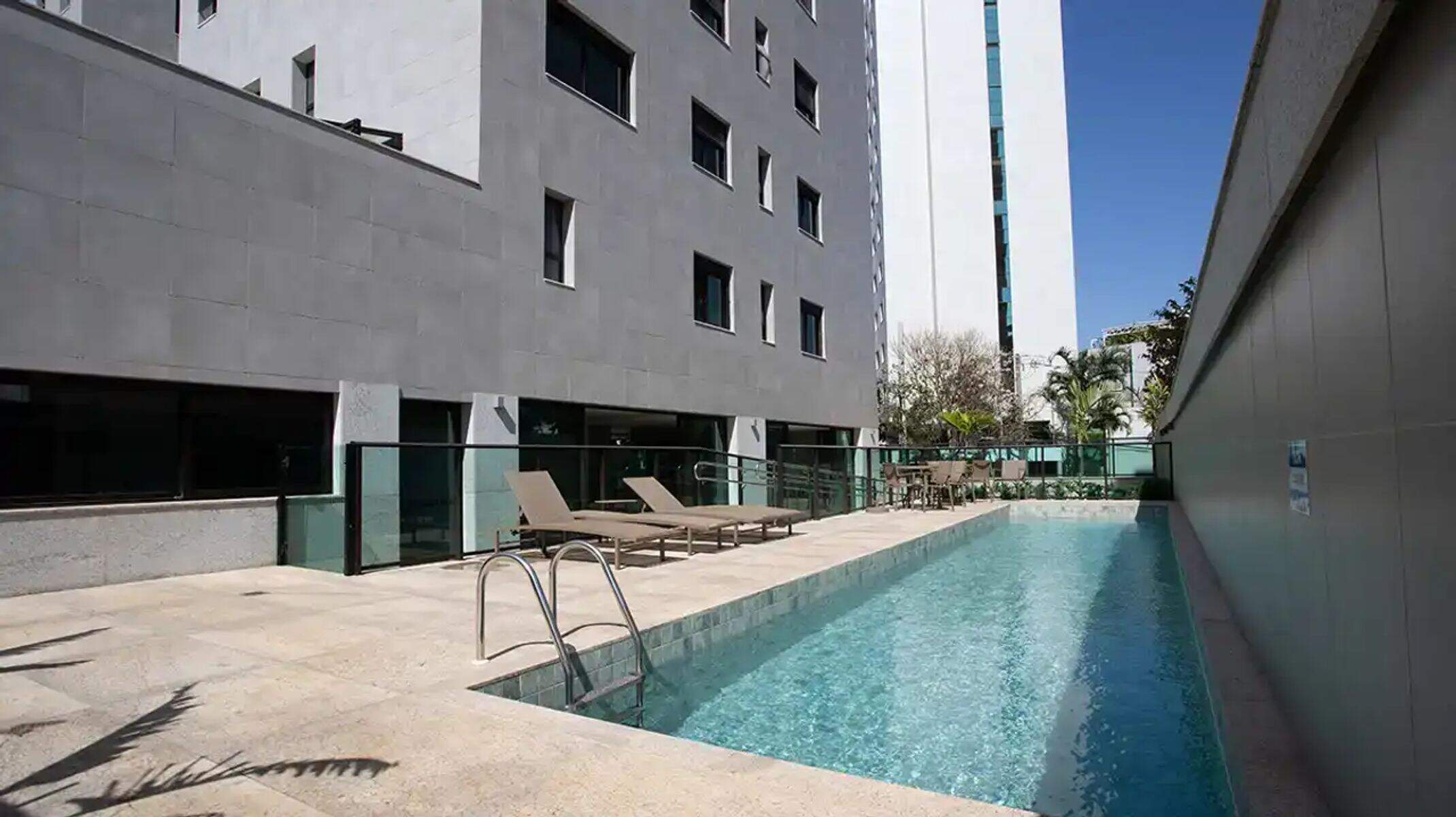 Apartamento à venda no Serra: Piscina área comum