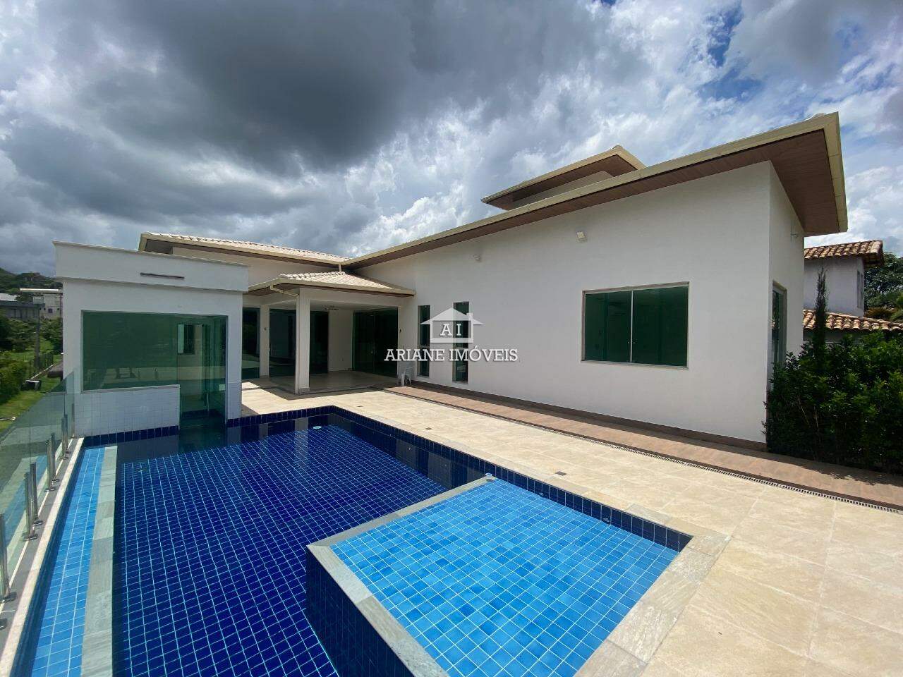 Casa de Condomínio à venda com 4 quartos, 330m² - Foto 1