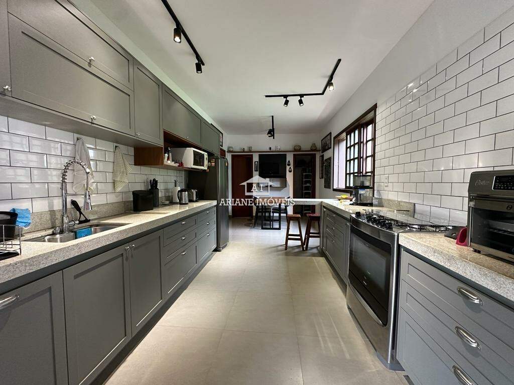 Casa à venda com 3 quartos, 210m² - Foto 1