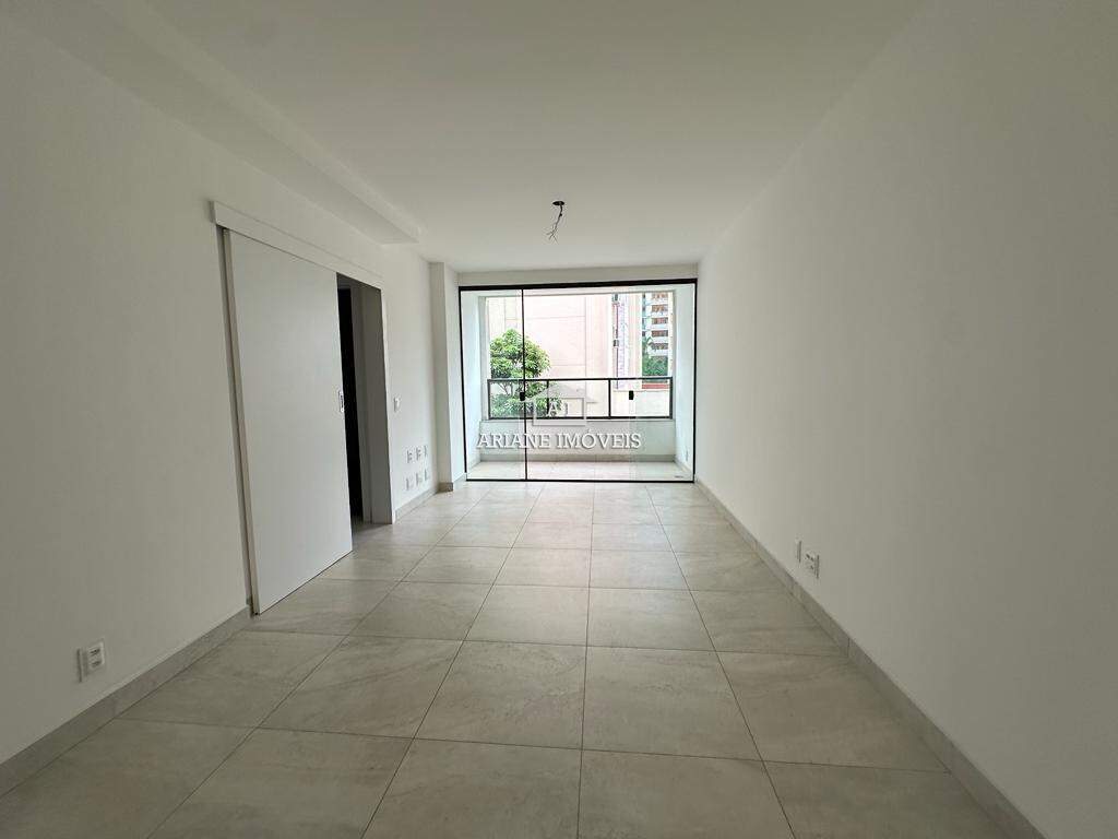 Apartamento à venda com 2 quartos, 64m² - Foto 2