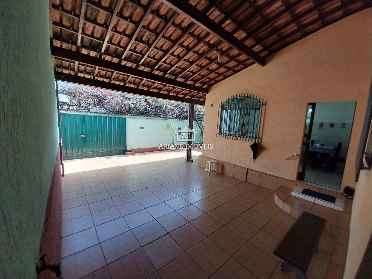 Casa à venda com 3 quartos, 234m² - Foto 1