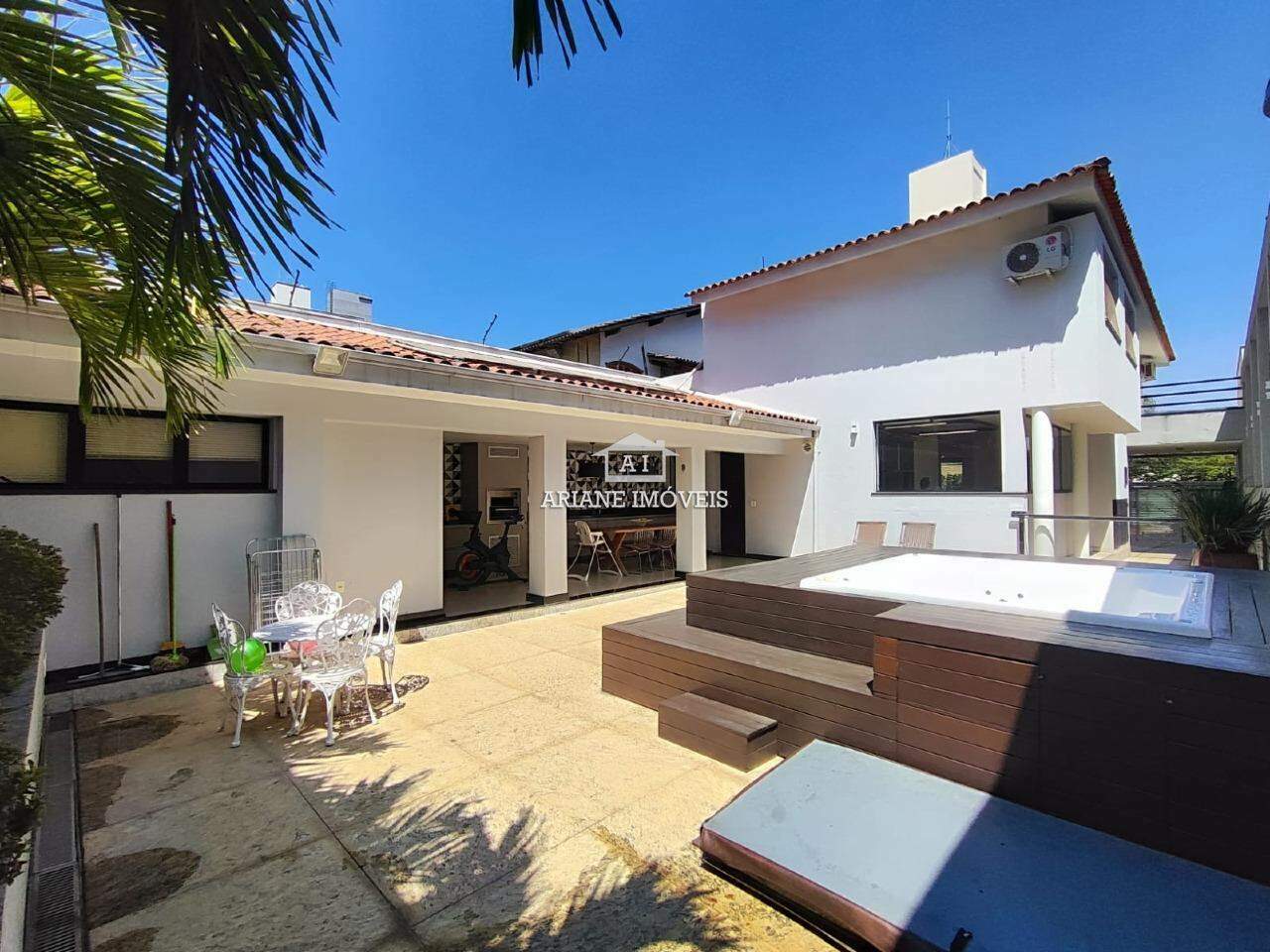 Casa à venda com 3 quartos, 300m² - Foto 1