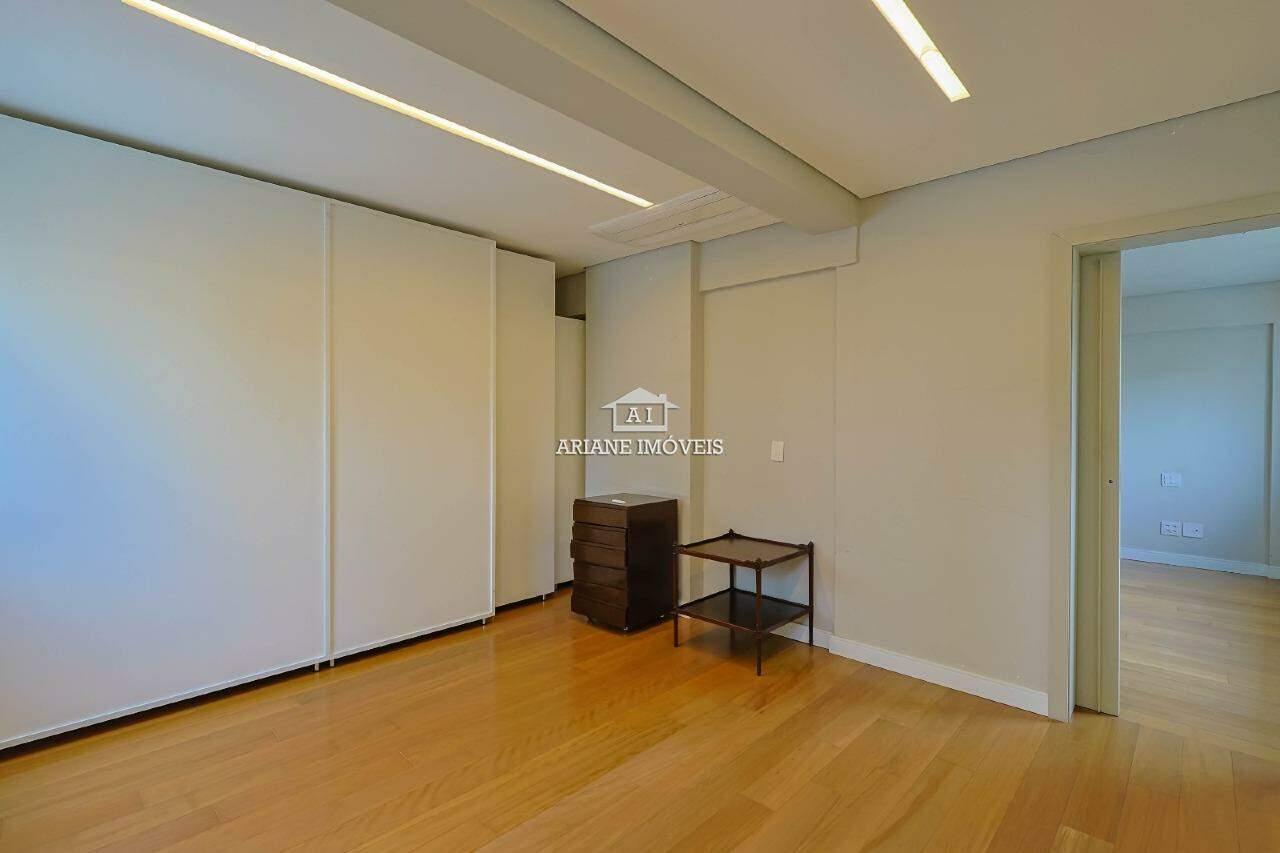 Apartamento para alugar com 3 quartos, 260m² - Foto 16