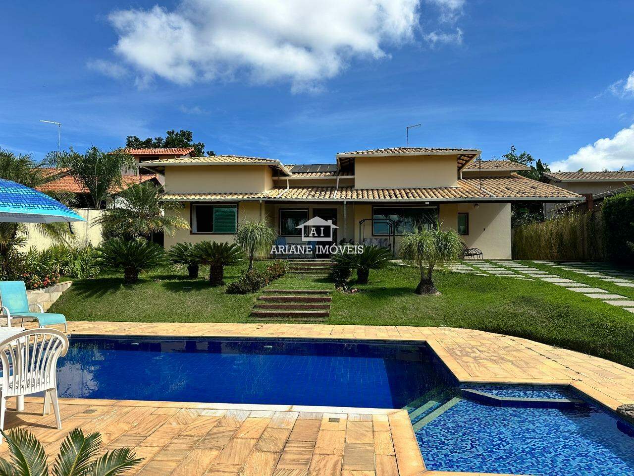 Casa de Condomínio à venda com 4 quartos, 250m² - Foto 1