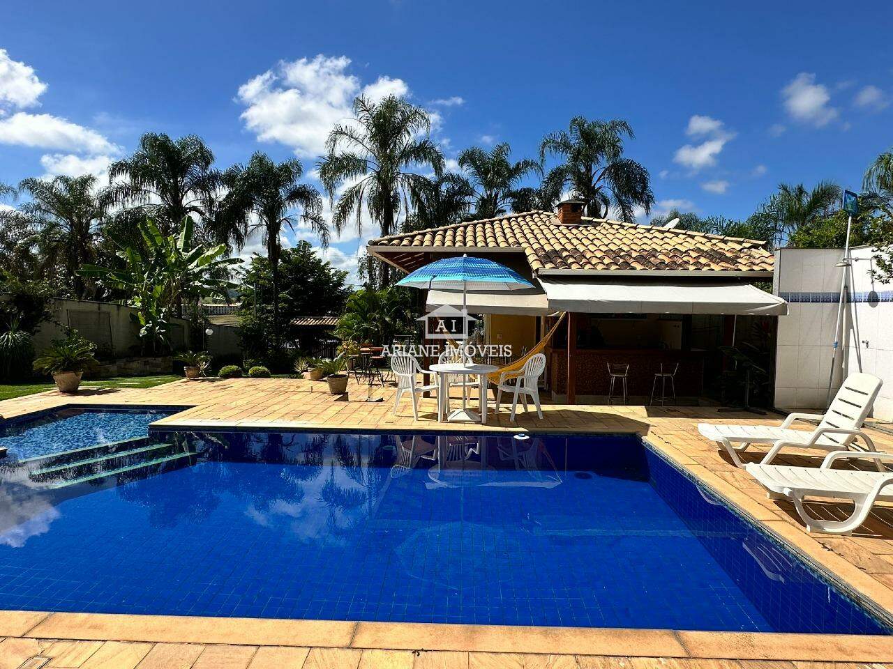 Casa de Condomínio à venda com 4 quartos, 250m² - Foto 2