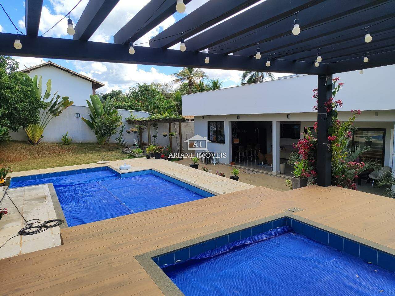Casa de Condomínio à venda com 5 quartos, 300m² - Foto 1